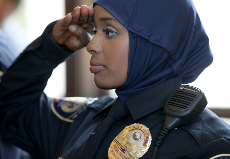 Hoofddoek bij de politie is emancipatie