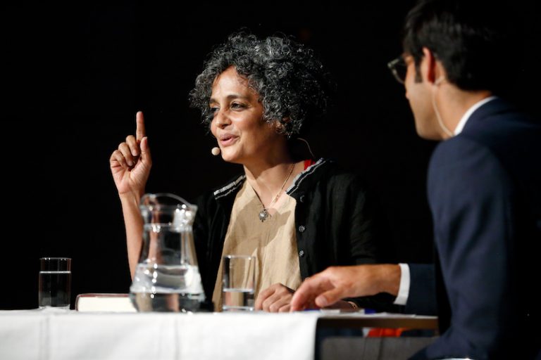 Arundhati Roy haalt woede Indiase Nederlanders op de hals