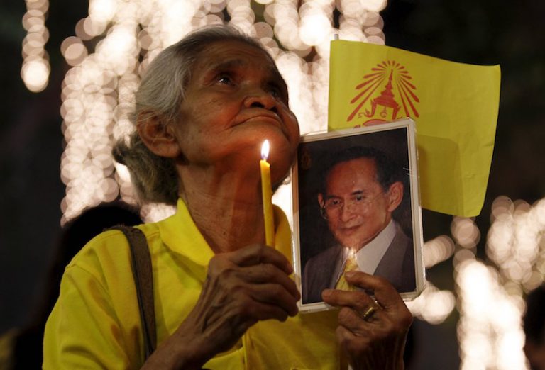 Thaise Nederlanders eren koning Bhumibol