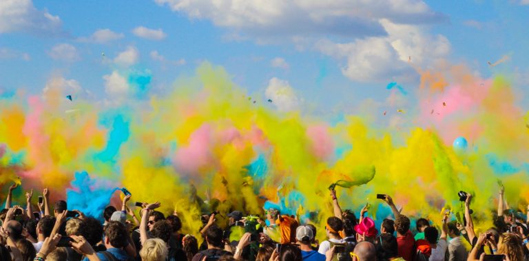 Bi-culturele provinciaal verkiest verbinding boven polarisatie