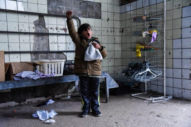In Bosnië overleven vluchtelingen winterkou en gewelddadige grenspolitie