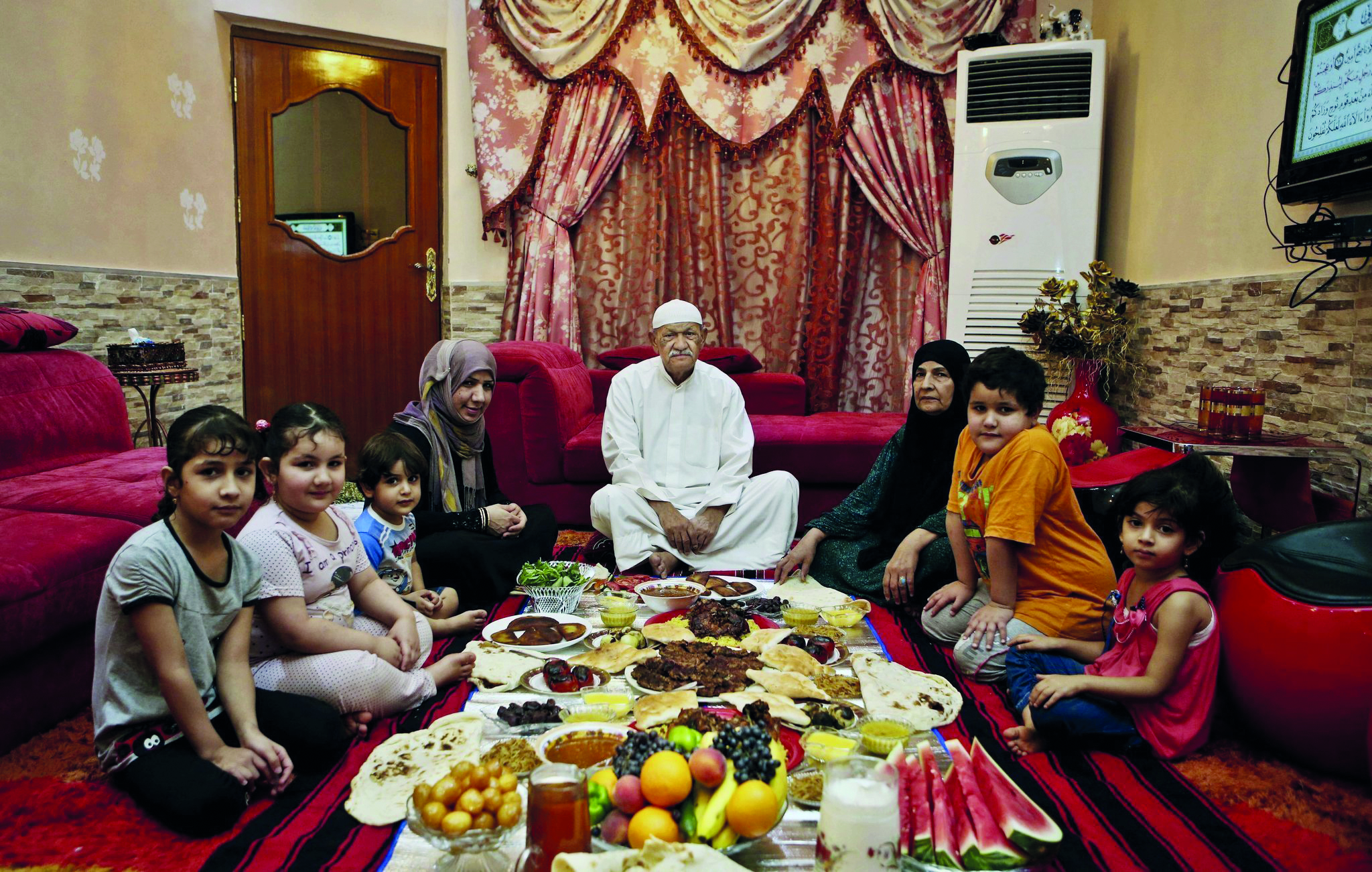 Где живут турки. Рамадан в Египте. Турецкая семья за столом. Турки за столом. Семейные традиции в Турции.
