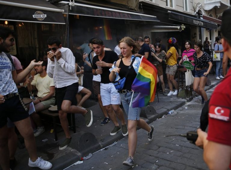 Traangas beëindigt Gay Pride Istanbul