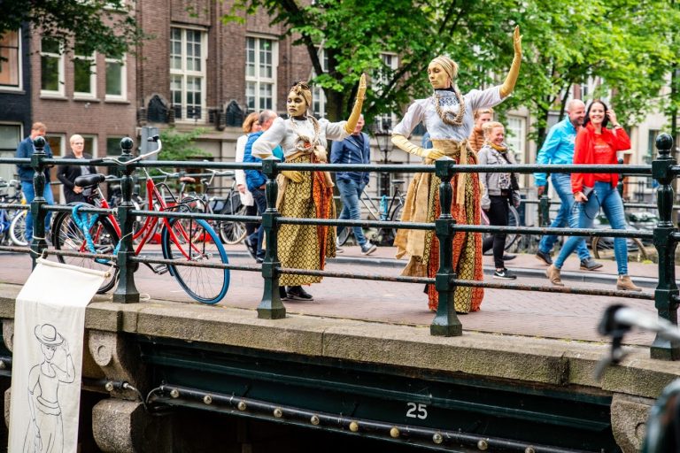 Per boot langs het Amsterdamse slavernijverleden