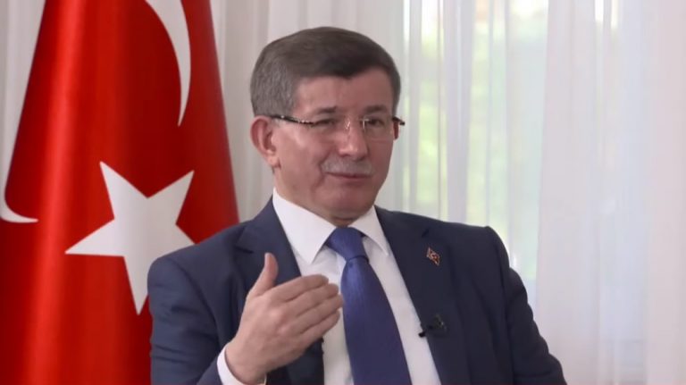 Turkse ex-premier: ‘Ik moest opstappen zodat coup-scenario door kon gaan’