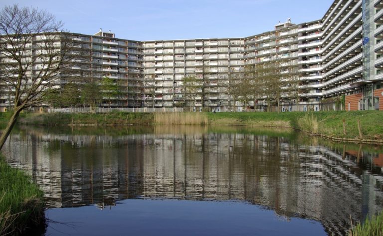 Bijlmer na ophef geschrapt uit film ‘De Tatta’s’, maar lucht nog niet geklaard
