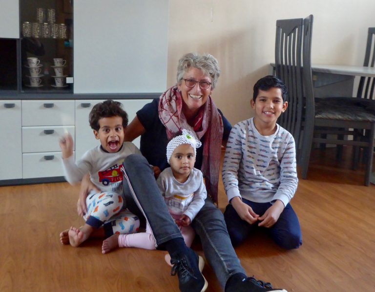 Elke week leest Kathaline voor aan Omar, Russel en Zeinnedin uit Syrië: ‘Een verrijking’