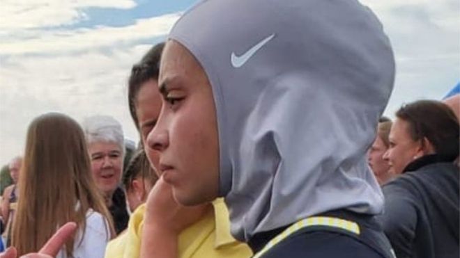 VS: hardloopster loopt record, maar gediskwalificeerd om hoofddoek