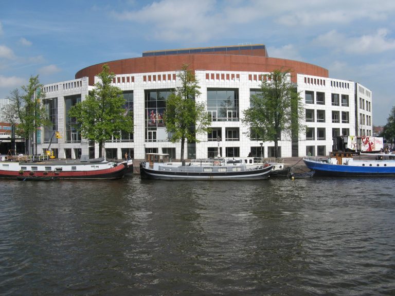 Amsterdam maant Den Haag: geef oudere Surinamers verblijfsvergunning