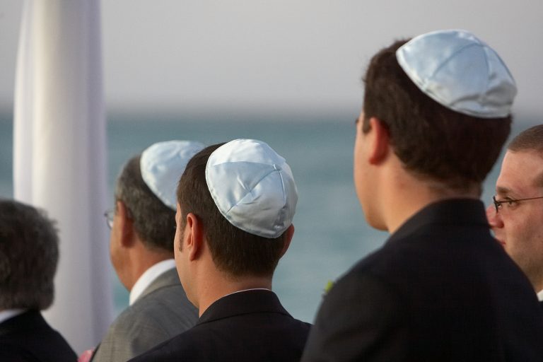 Haagse raadsfracties VVD en CU/SGP: pak ‘springlevend’ antisemitisme aan