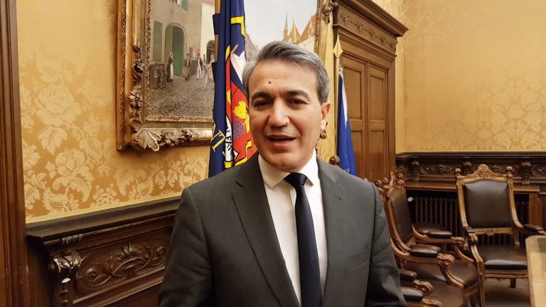Turks-Belgische burgemeester uit partij gezet na meeting met Grijze Wolven