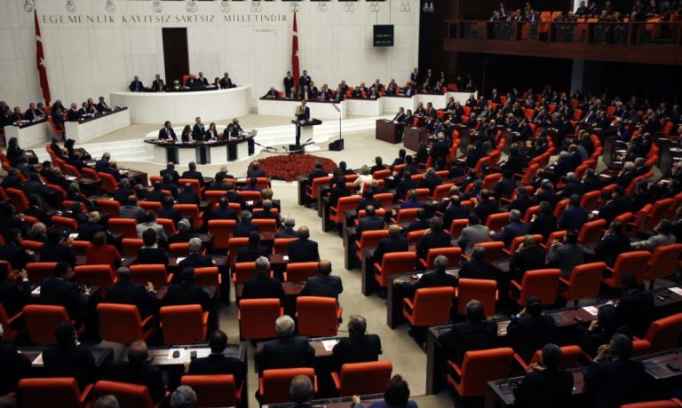 ‘Coup tegen de volkswil’: Turkse parlement royeert drie oppositieleden