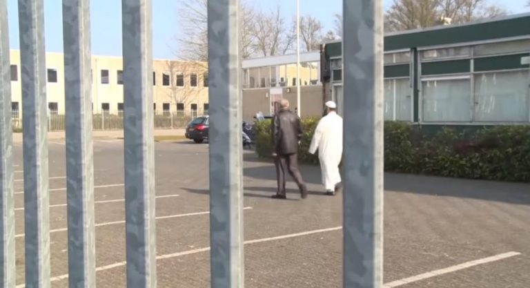 Utrecht: salafistische moskee houdt dienst in pand waar ze uit moest