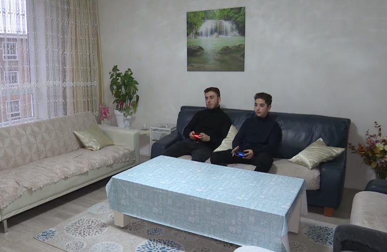 Petitie tegen uitzetting Amsterdamse broers Erdem (15) en Furkan (18)
