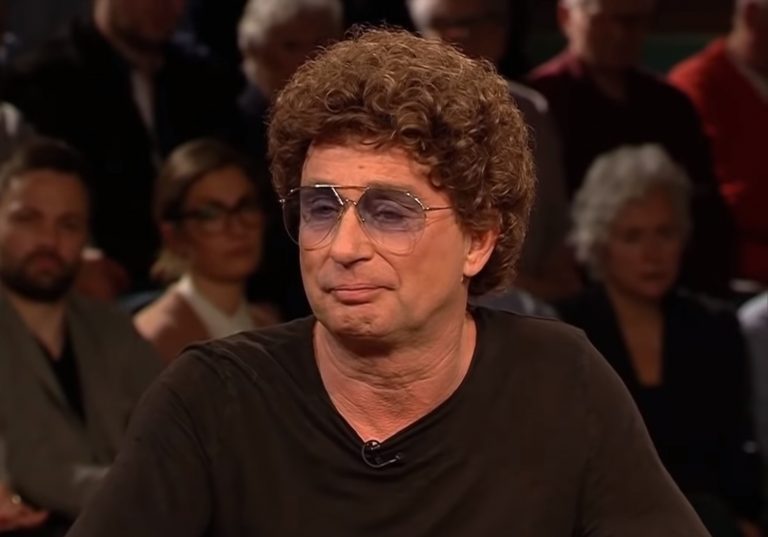 Duitse komiek maakt excuses voor oorlogsverleden vader, ontvangt haat van nazi’s