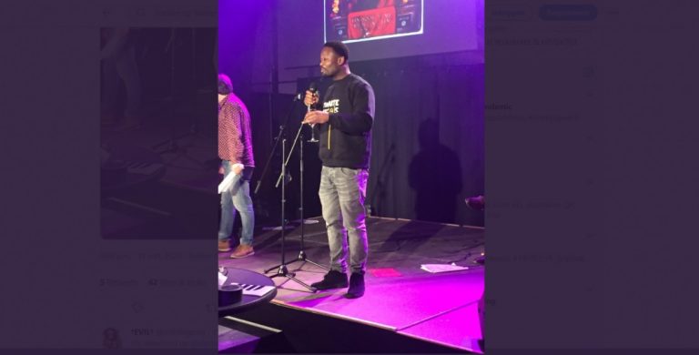 Antiracist crasht alternatief boekenbal van ‘nazi’s en racisten’, krijgt applaus