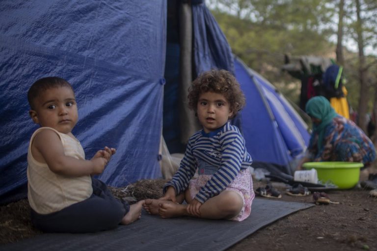 Griekenland: honderden migranten dakloos door brand in kamp Samos