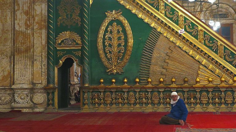 Lege moskeeën: islamitische wereld schikt zich naar corona