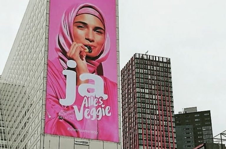 Ophef over poster van moslima die ‘halal-snoepje’ eet: ‘Misselijkmakend’
