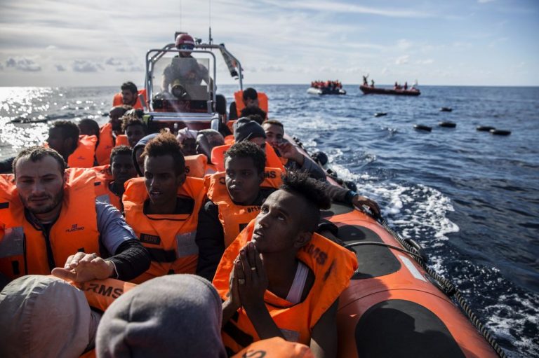 Migranten nemen boot terug naar Afrika vanwege coronavirus
