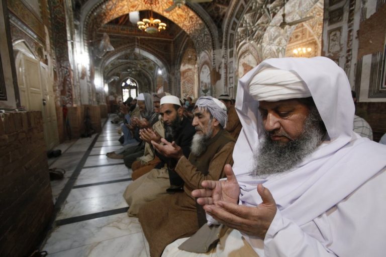 Pakistan: moskeeën blijven open, experts vrezen corona-catastrofe