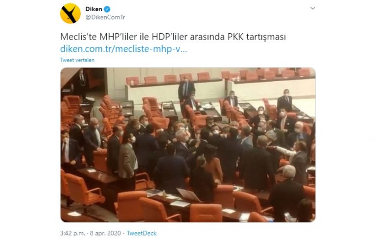 Turkse politici behandelen corona-wet, maar vergeten afstand te houden