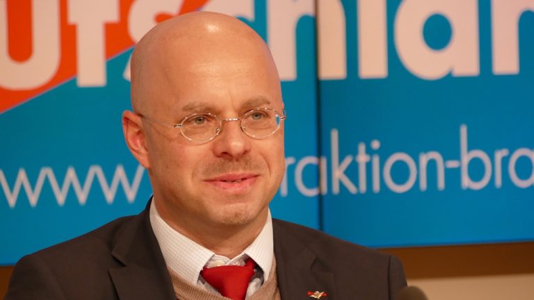 Richtingenstrijd bij AfD: oud-neonazi uit partij gezet, maar blijft fractielid