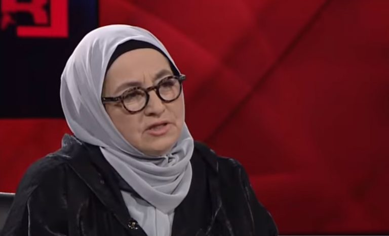 Turkse schrijfster: ‘Als er weer een coup komt, ga ik mijn foute buren afslachten’