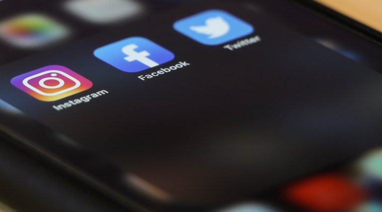 Frankrijk gaat social media beboeten voor haatboodschappen