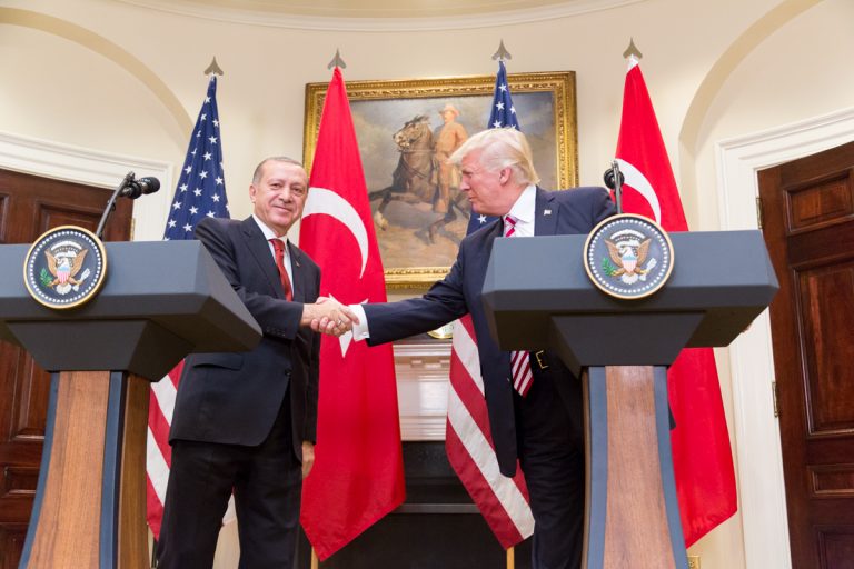 Trump schept op over band met ‘vreselijke man’ Erdogan in gelekte audio
