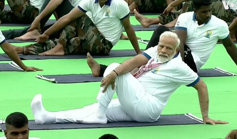 Indiase leider Modi: yoga vormt ‘beschermend schild’ tegen corona
