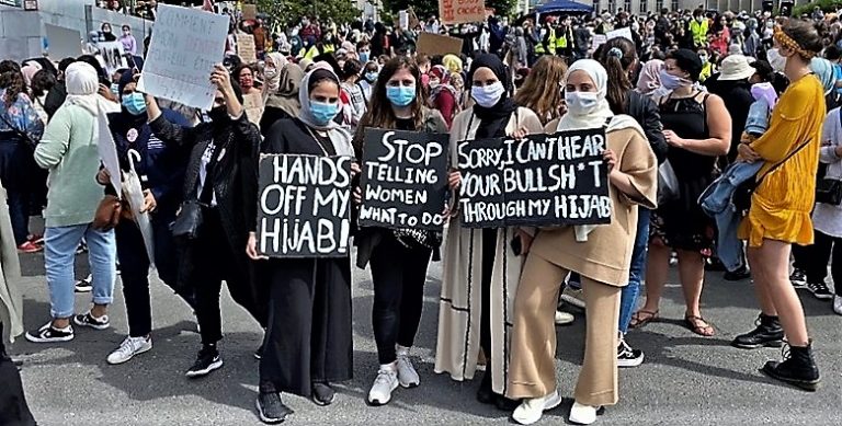 In België staat de hoofddoek onder druk. Maar: #HijabisFightBack