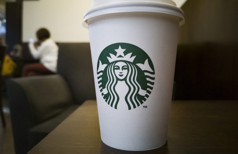 Ierse Starbucks moet klant 12.000 euro geven om racistische prent op beker