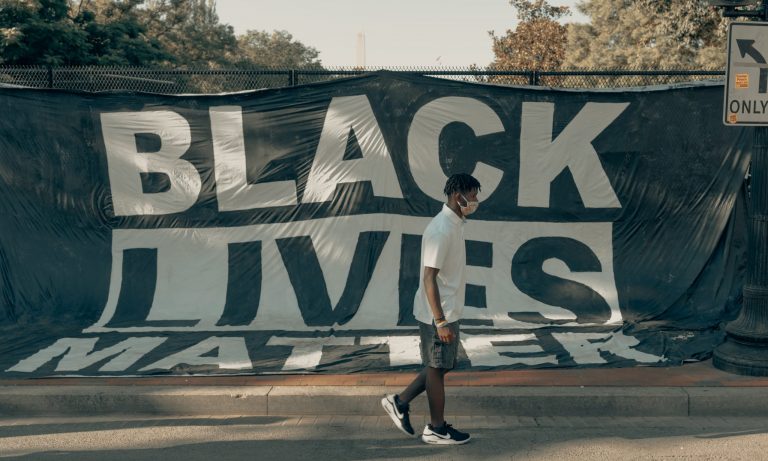 Zwarte gastredacteuren Nature willen racisme in de wetenschap tegengaan