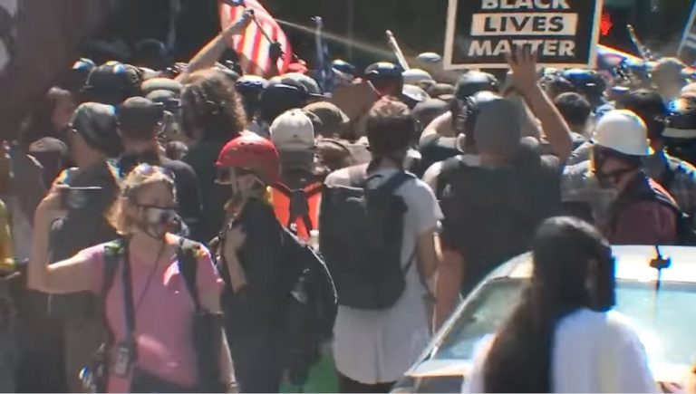 VS: Black Lives Matter en extreemrechts clashen, politie kijkt toe