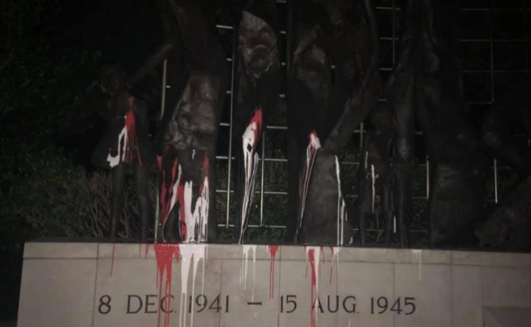 Overleg over bewaking Indisch Monument na recente bekladding