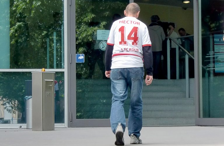 Duitse voetbalclub disst fan met kritiek op moskee op shirt: ‘Tot ziens!’