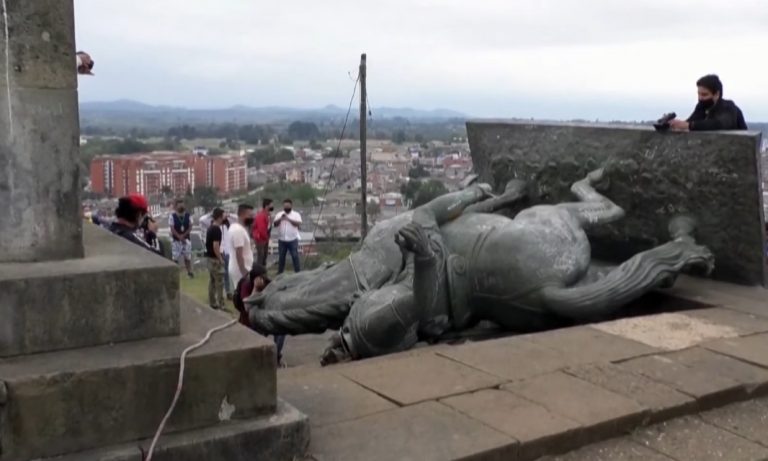 Colombia: inheemsen halen standbeeld Spaanse veroveraar neer