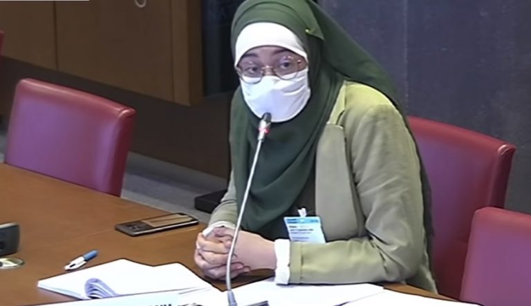 Studente met hijab bezoekt Franse parlement, politici lopen zaal uit
