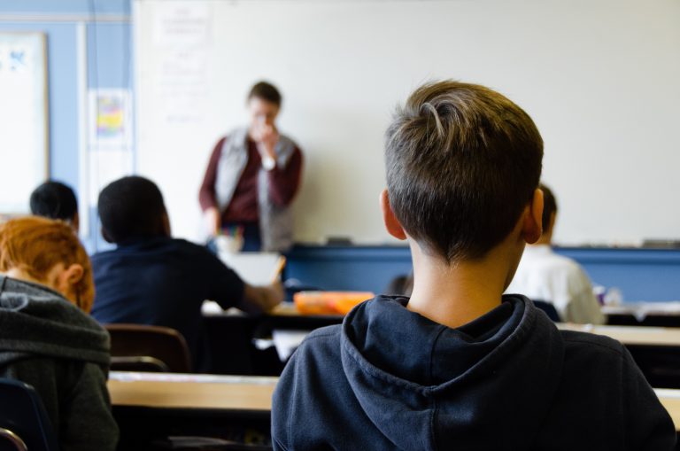 Nieuw: handleiding voor docent om aanslagen en cartoons te bespreken