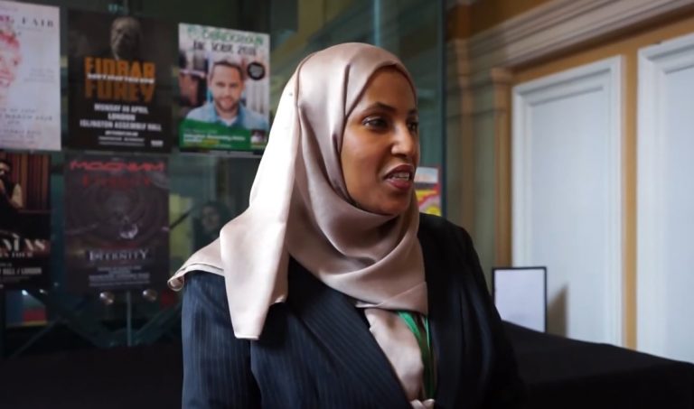 VK: eerste burgemeester in hijab stapt uit Labour om ‘racisme en islamofobie’