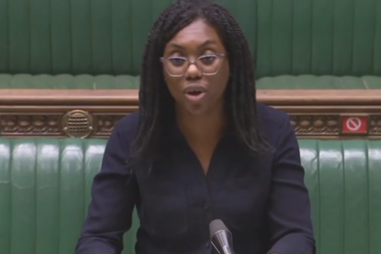 Britse minister: ‘Docenten die ‘wit privilege’ feit noemen, overtreden wet’