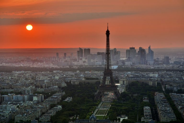 Frankrijk: gesluierde moslima’s neergestoken vlakbij Eiffeltoren