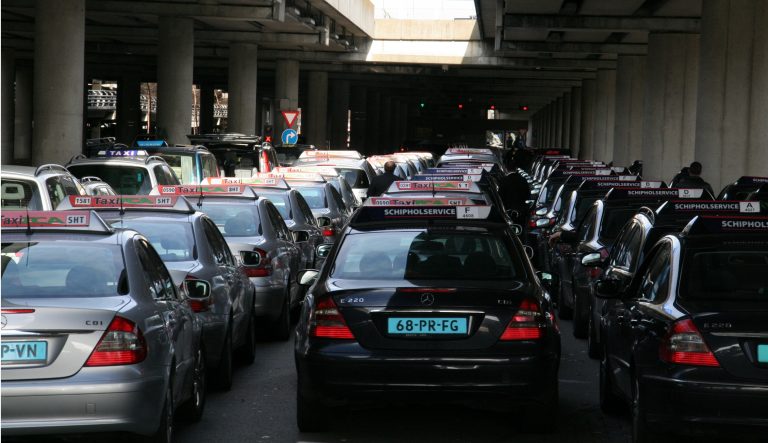 Raad Amsterdam wil antisemitisme in taxi’s bestrijden, Denk stemt tegen