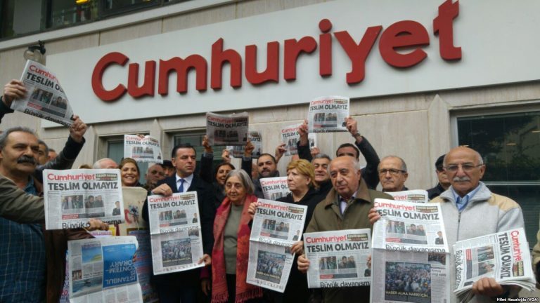 Advertentieverbod voor grootste Turkse oppositiekrant