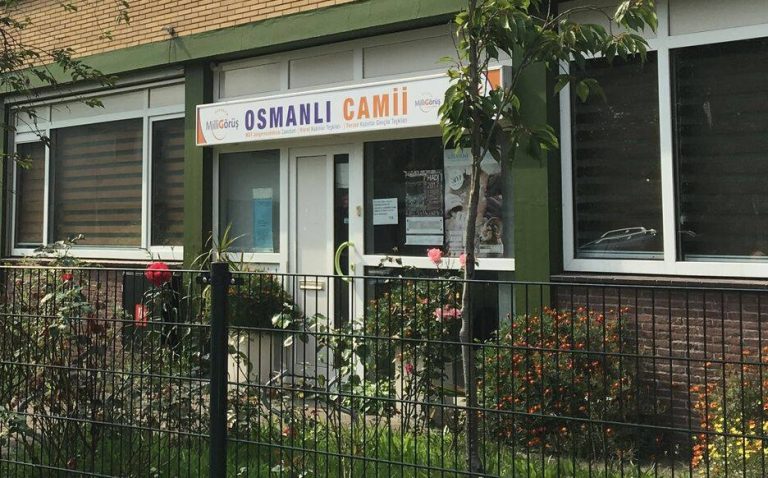 Zaandam: ruit Turks-Nederlandse moskee ingegooid