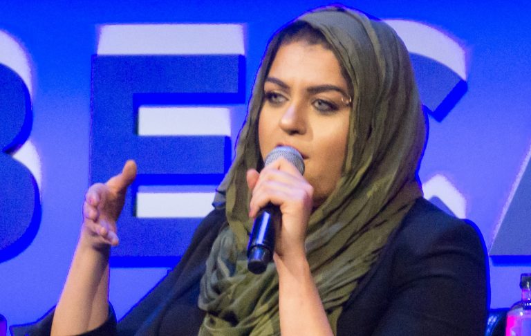 Amerikaanse moslima-influencer uit vliegtuig gezet