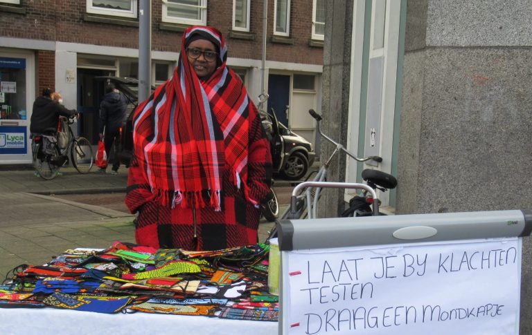 Amina (59) licht haar wijk fanatiek voor over corona: ‘Bijna iedereen kent me’