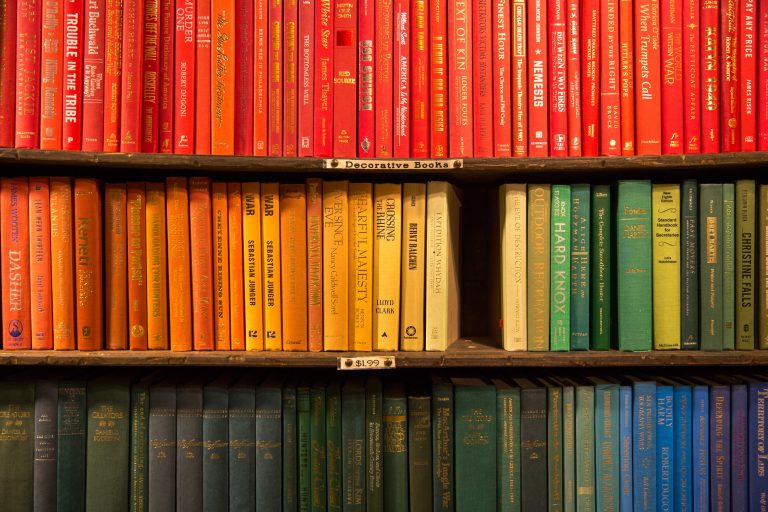 De beste boekenlijstjes uit de kranten schitteren in eenkleurigheid