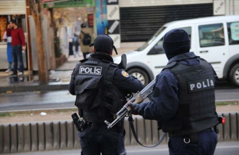 1 maand mensenrechtenschendingen in Turkije: ‘43 doden, 240 mishandeld’